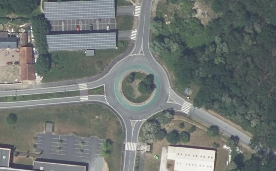Vue aérienne du Rond-point anonyme n°236375736