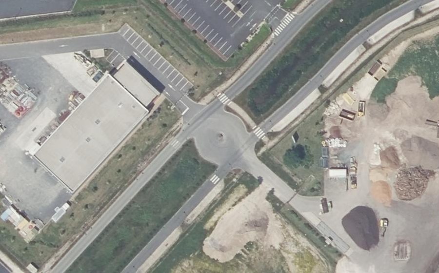 Vue aérienne du Rond-point anonyme n°236375739