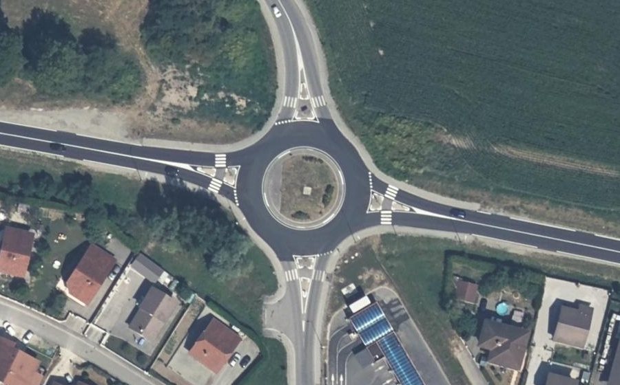 Vue aérienne du Rond-point anonyme n°236377271