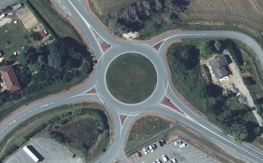 Vue aérienne du Rond-point anonyme n°236378033