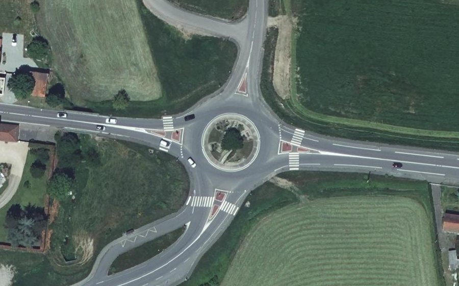 Vue aérienne du Rond-point anonyme n°236378126