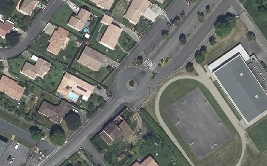 Vue aérienne du Rond-point anonyme n°236379956