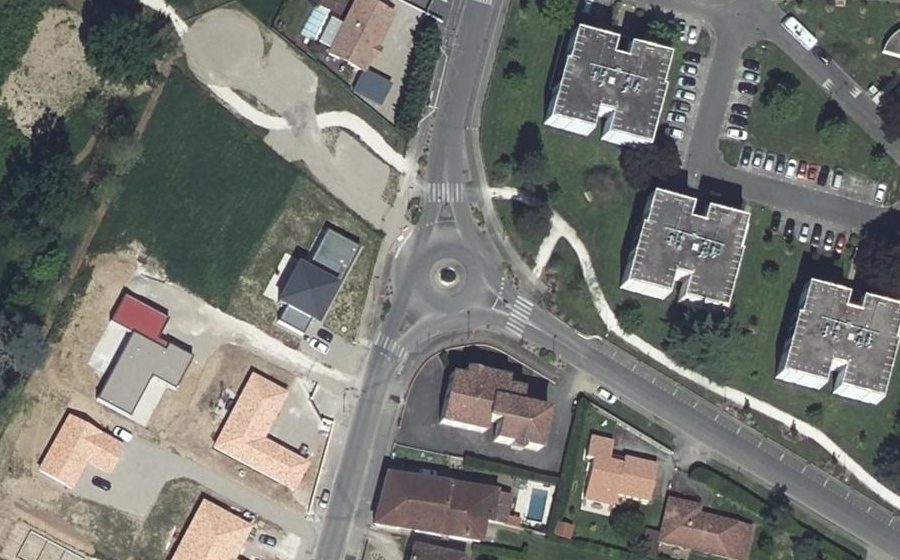 Vue aérienne du Rond-point anonyme n°236380012