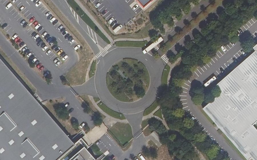 Vue aérienne du Rond-point anonyme n°236381324