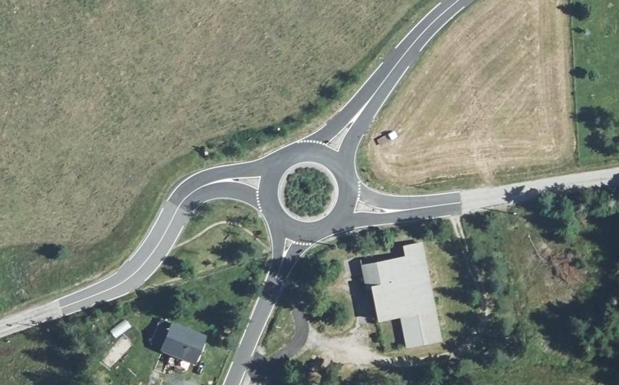 Vue aérienne du Rond-point anonyme n°236401115