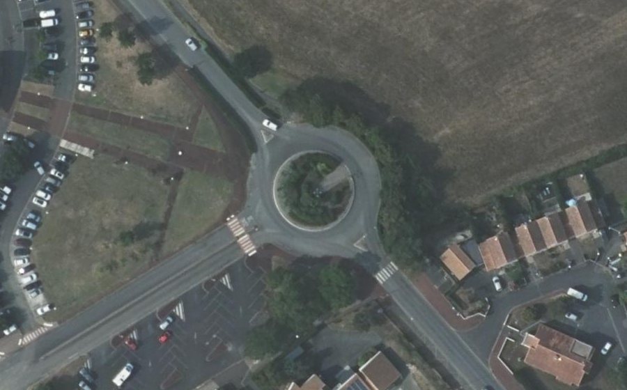 Vue aérienne du Rond-point anonyme n°236418834