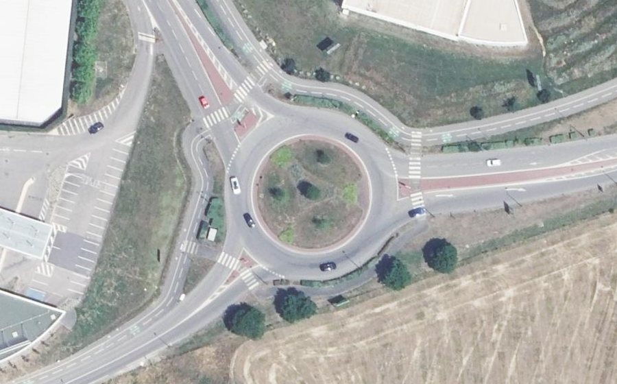 Vue aérienne du Rond-point anonyme n°23643681
