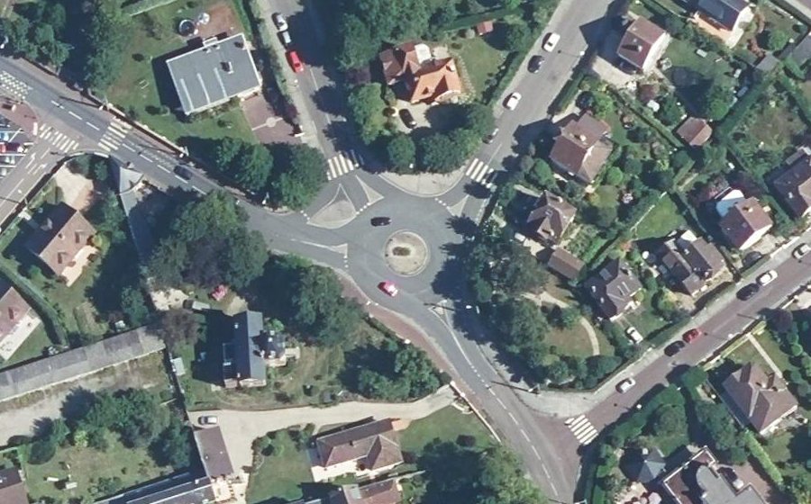 Vue aérienne du Rond-point anonyme n°236475691
