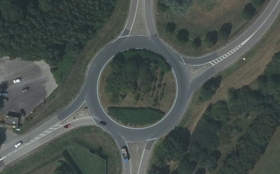 Vue aérienne du Rond-point anonyme n°23647694