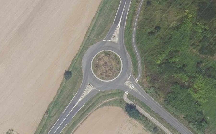 Vue aérienne du Rond-point anonyme n°236479333