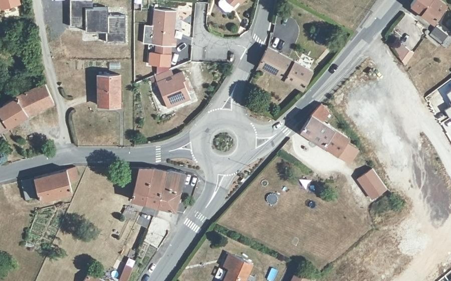 Vue aérienne du Rond-point anonyme n°236486547