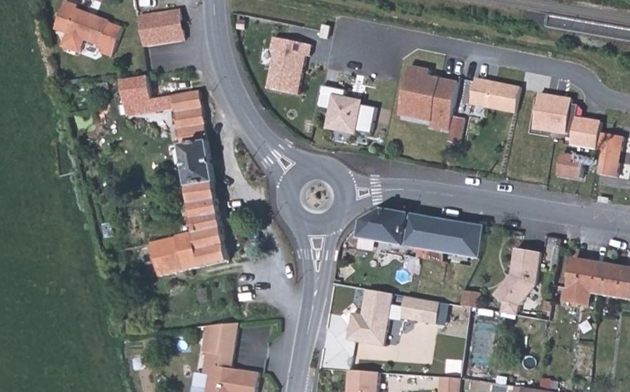 Vue aérienne du Rond-point anonyme n°236522930