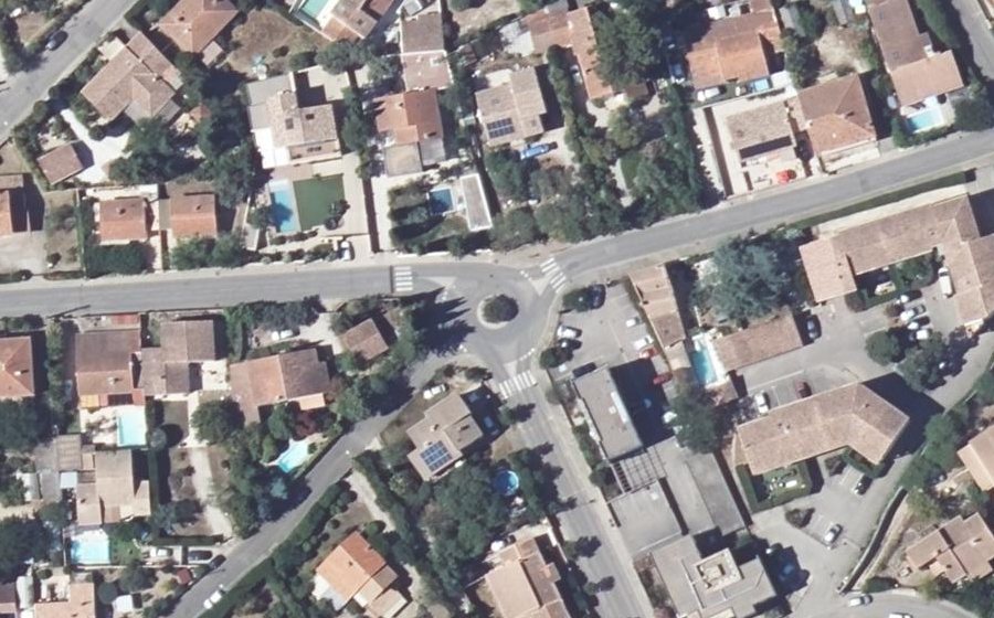 Vue aérienne du Rond-point anonyme n°236557558