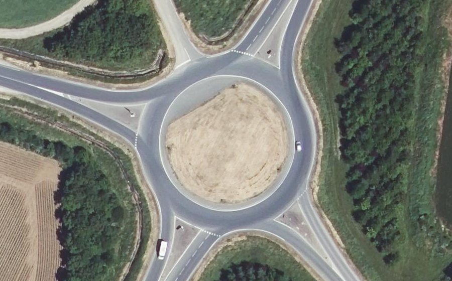 Vue aérienne du Rond-point anonyme n°23674707