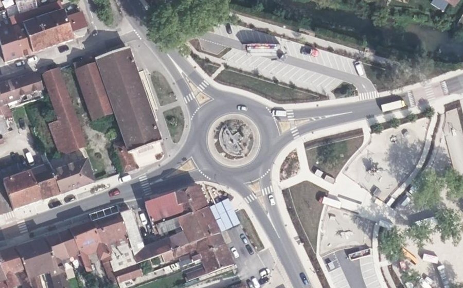 Vue aérienne du Rond-point anonyme n°23679976