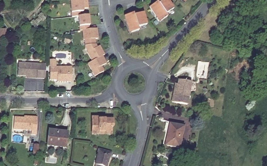 Vue aérienne du Rond-point anonyme n°236817619