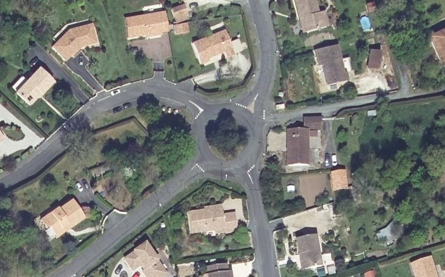 Vue aérienne du Rond-point anonyme n°236817623
