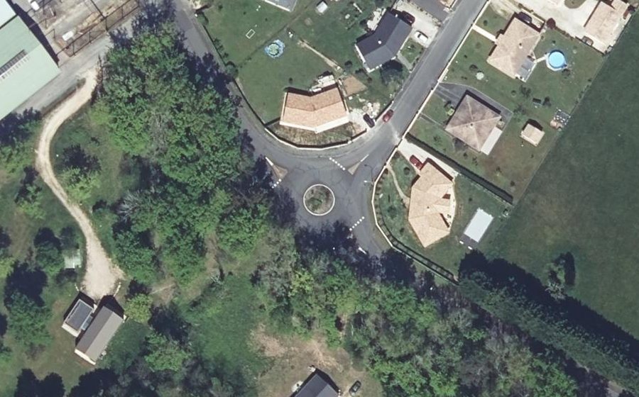 Vue aérienne du Rond-point anonyme n°236817642