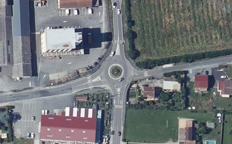 Vue aérienne du Rond-point anonyme n°236819890