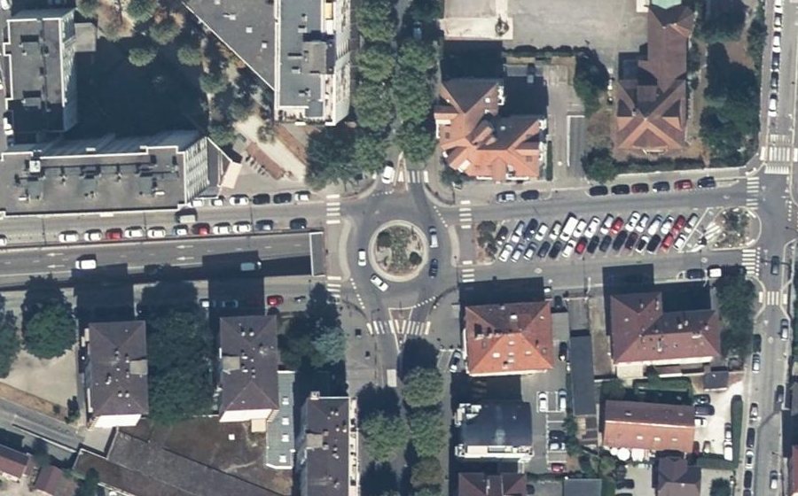 Vue aérienne du Rond-point anonyme n°23682330