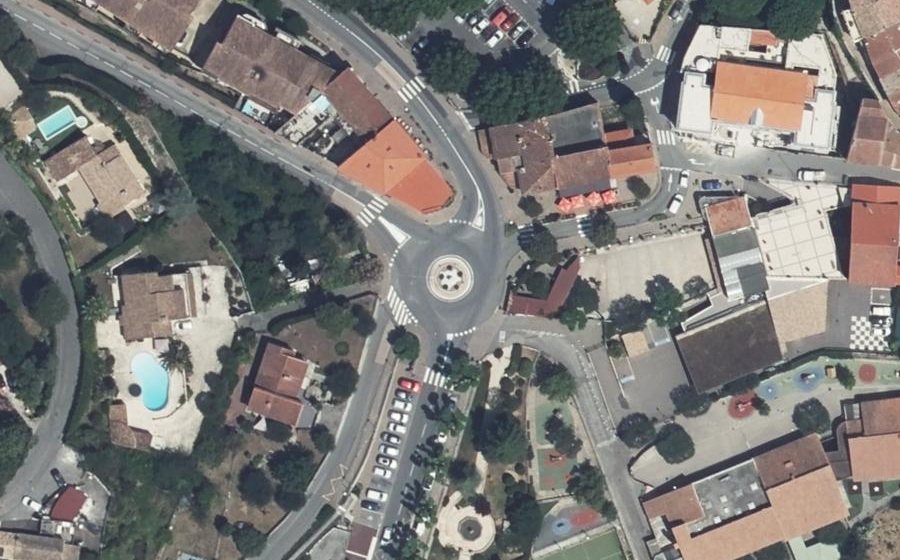 Vue aérienne du Rond-point anonyme n°23683881