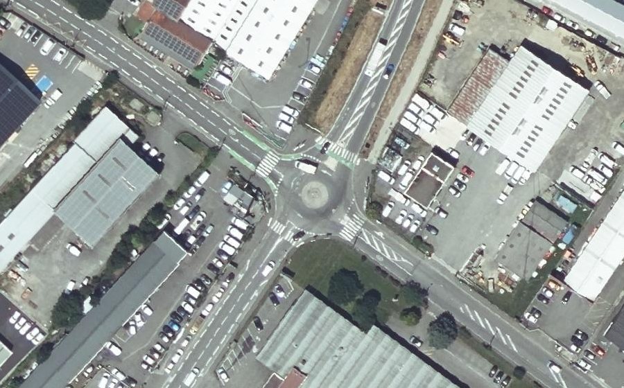 Vue aérienne du Rond-point anonyme n°236843374