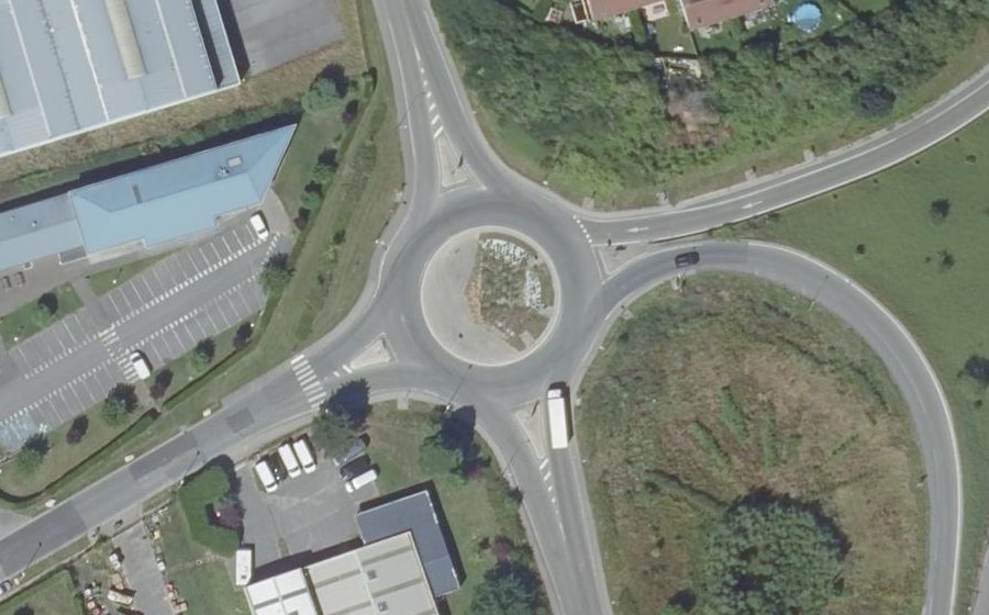 Vue aérienne du Rond-point anonyme n°236849180