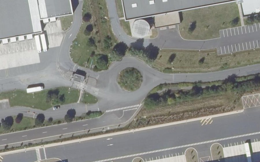 Vue aérienne du Rond-point anonyme n°236849676