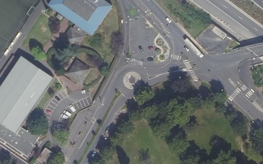 Vue aérienne du Rond-point anonyme n°236853675