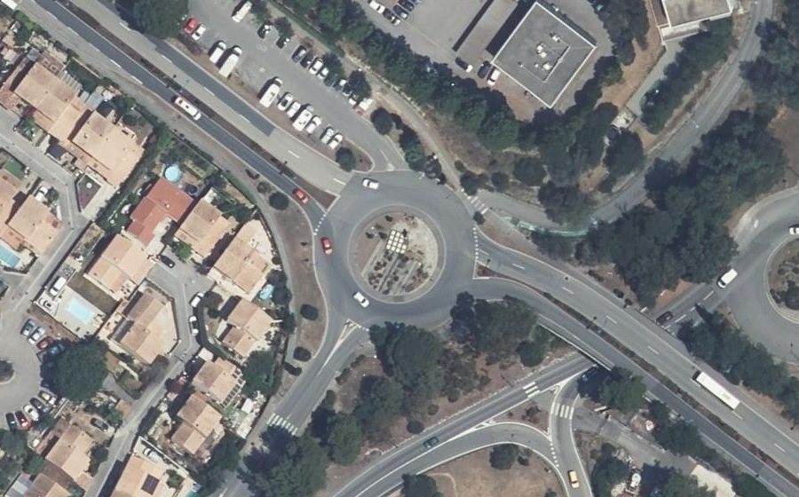 Vue aérienne du Rond-point anonyme n°23685738
