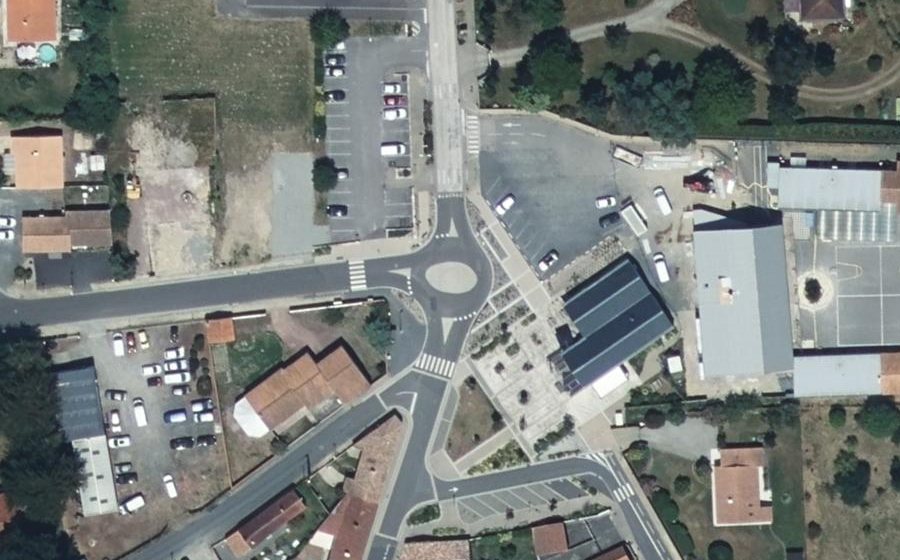 Vue aérienne du Rond-point anonyme n°236891752