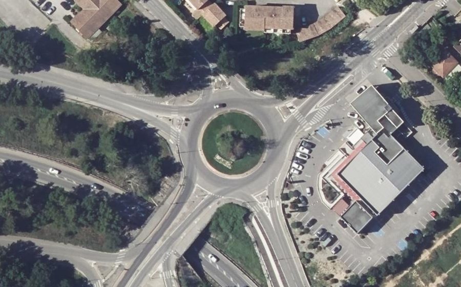 Vue aérienne du Rond-point anonyme n°23697479