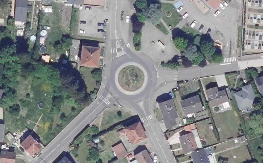 Vue aérienne du Rond-point anonyme n°23698405