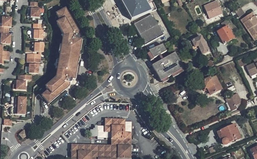 Vue aérienne du Rond-point anonyme n°23699210