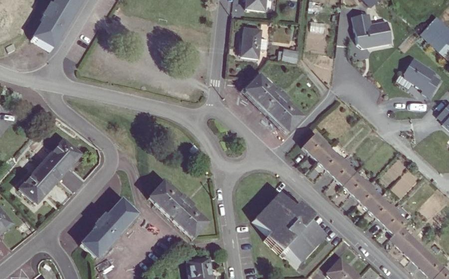 Vue aérienne du Rond-point anonyme n°236997474