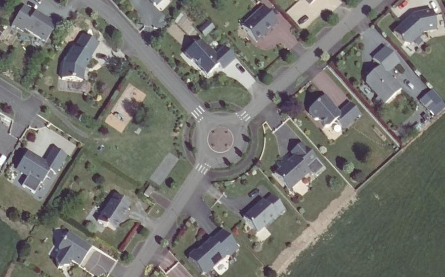 Vue aérienne du Rond-point anonyme n°236997509