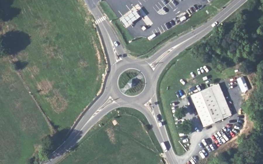 Vue aérienne du Rond-point anonyme n°237006161