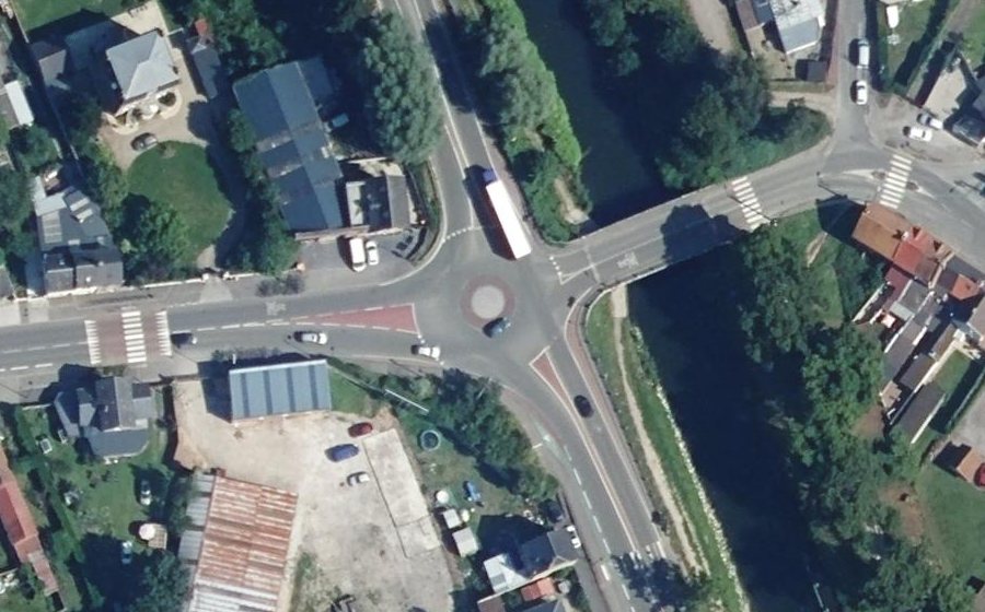 Vue aérienne du Rond-point anonyme n°237023411