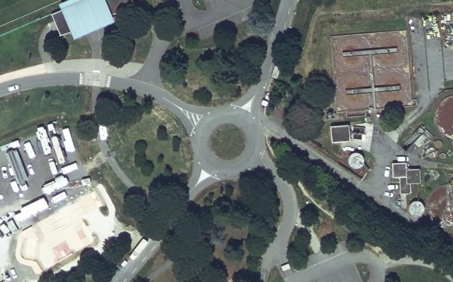 Vue aérienne du Rond-point anonyme n°23704173