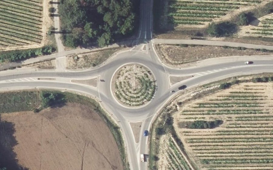 Vue aérienne du Rond-point anonyme n°23704794