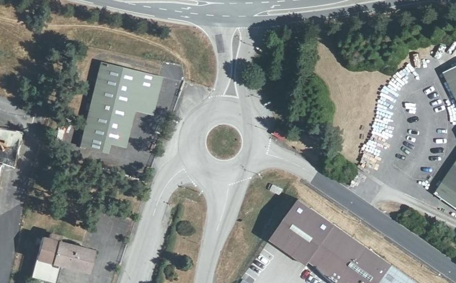 Vue aérienne du Rond-point anonyme n°237054406