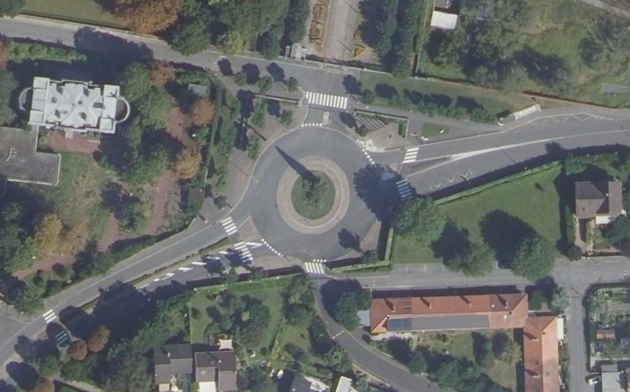 Vue aérienne du Rond-point anonyme n°23708490