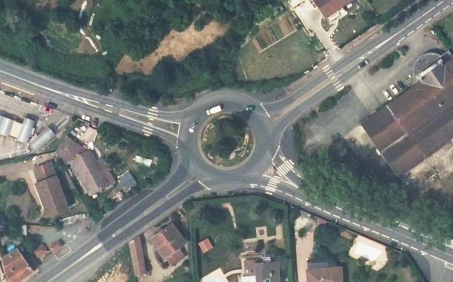 Vue aérienne du Rond-point anonyme n°23710534