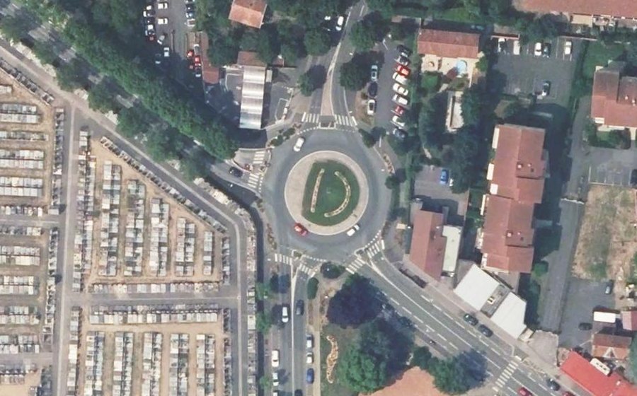 Vue aérienne du Rond-point anonyme n°23710649