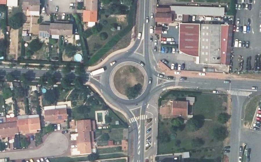 Vue aérienne du Rond-point anonyme n°23710777