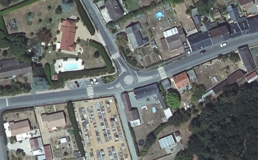 Vue aérienne du Rond-point anonyme n°237111013