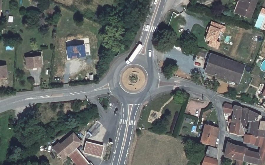 Vue aérienne du Rond-point anonyme n°23711177