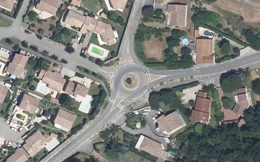 Vue aérienne du Rond-point anonyme n°23711293