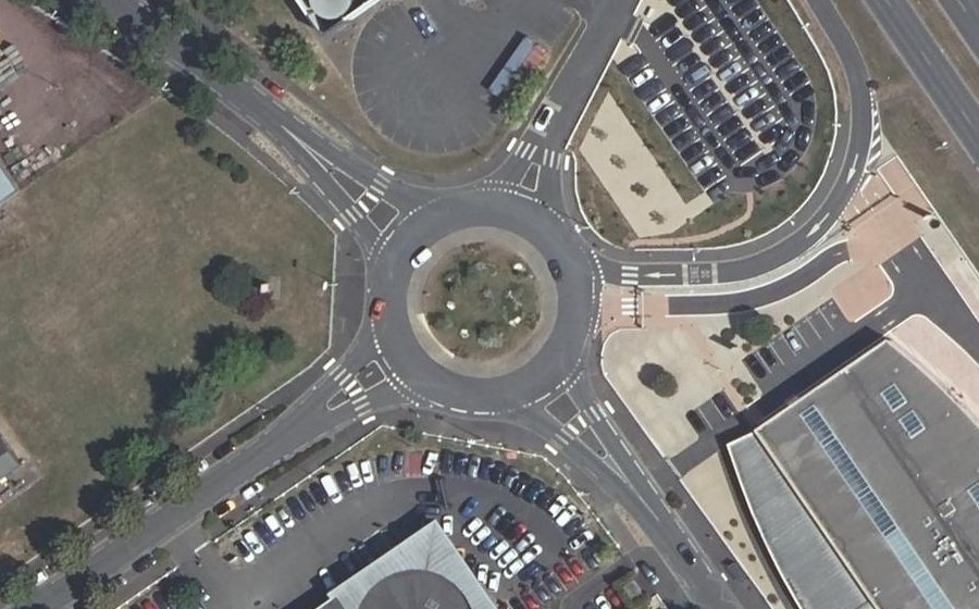 Vue aérienne du Rond-point anonyme n°237151452