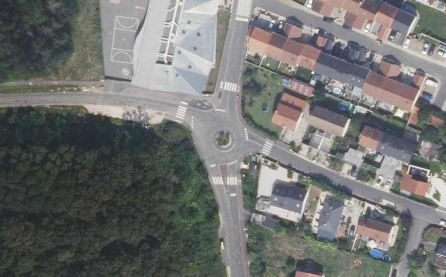Vue aérienne du Rond-point anonyme n°237156469